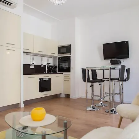 #28 1 Bdr Flat Ac Balcony Hper 10mins To & Old Town Apartment *